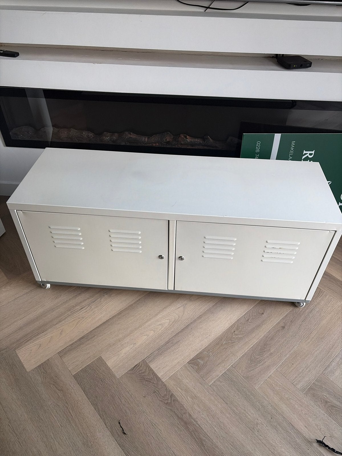 Gratis af te halen IKEA Televisiekast op wieltjes, Huis en Inrichting, Kasten | Televisiemeubels, Ophalen, Gebruikt, 100 tot 150 cm