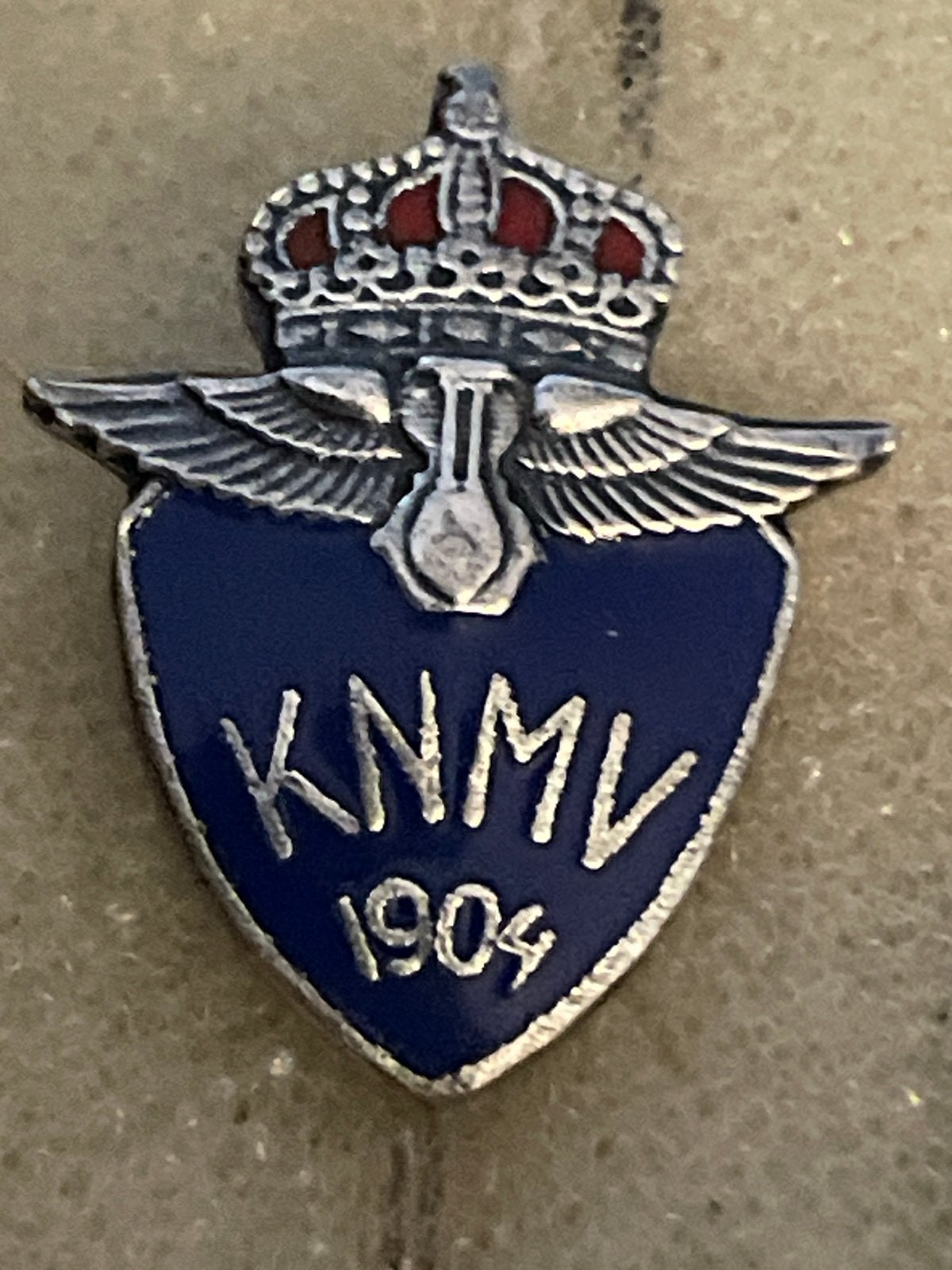 Vintage KNMv 1904 Speldje - Koninklijke Nederlandse Motorrij, Ophalen of Verzenden, Gebruikt, Overige onderwerpen, Speldje of Pin