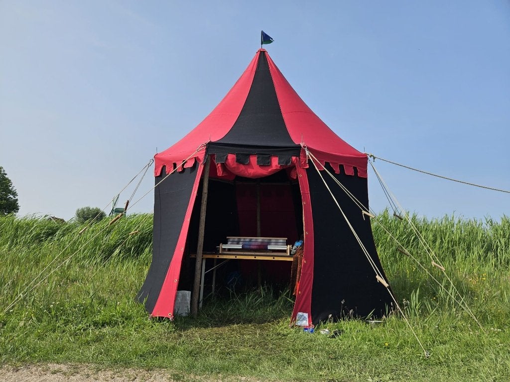 Tehuur middeleeuwse rood-zwarte tent met luifel 3x4 meter, Verzenden, Zo goed als nieuw, Historisch