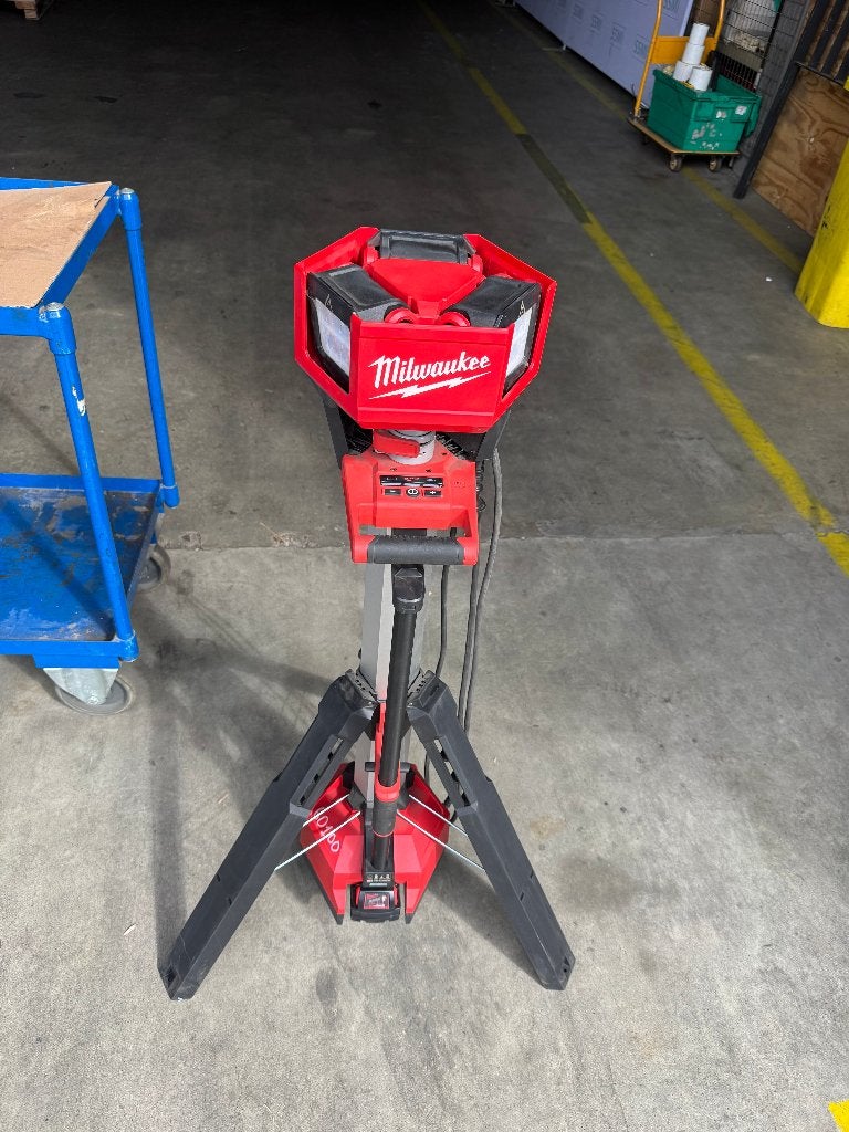 Milwaukee M18 HOSALC LED Statiefbouwlamp, Doe-het-zelf en Verbouw, Gebruikt, Met statief, Ophalen of Verzenden, Lamp met armatuur