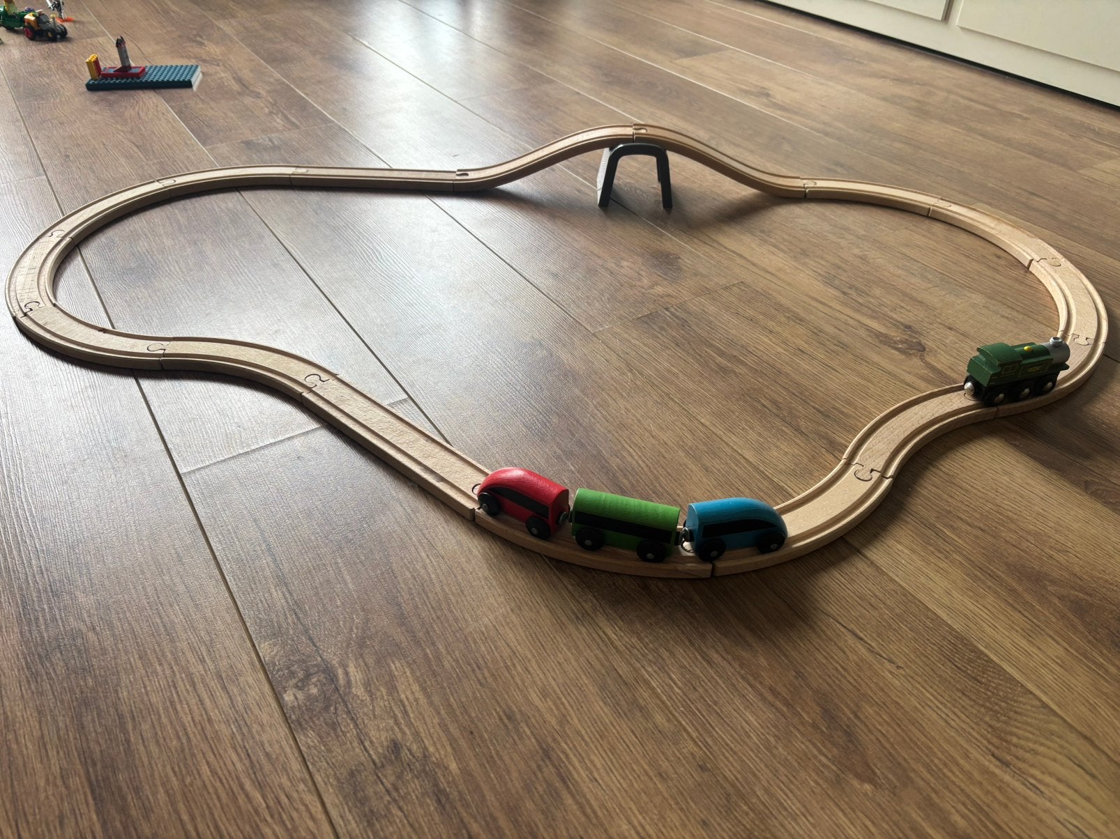 Houten treinbaan LILLABO met 4 treintjes met magneet ikea, Ophalen of Verzenden, Zo goed als nieuw