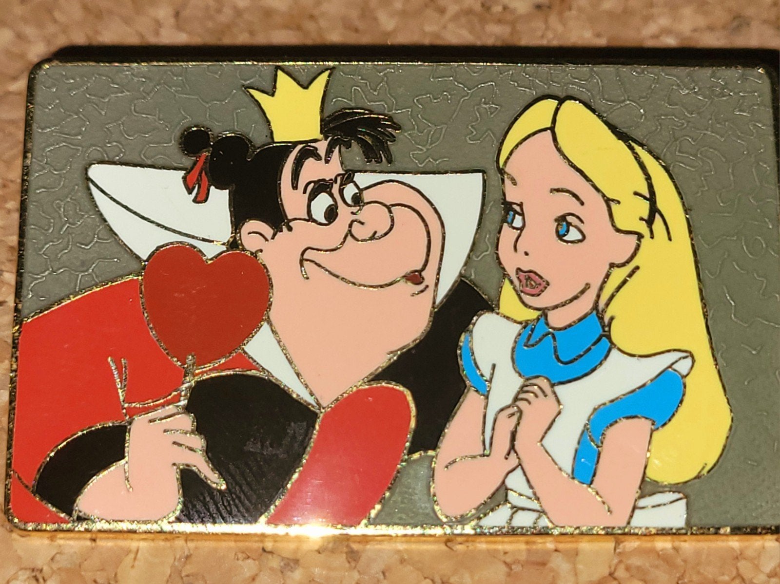 Bijzondere LE Disney Auctions pin Hartenkoningin + Alice, Verzenden, Overige figuren, Zo goed als nieuw, Overige typen