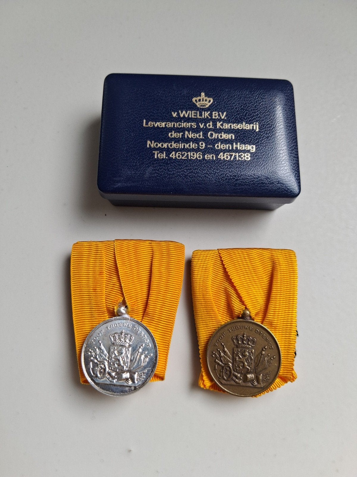 Nederlandse medaille Brons en Zilver trouwe dienst en doosje, Ophalen of Verzenden, Landmacht, Nederland, Lintje, Medaille of Wings