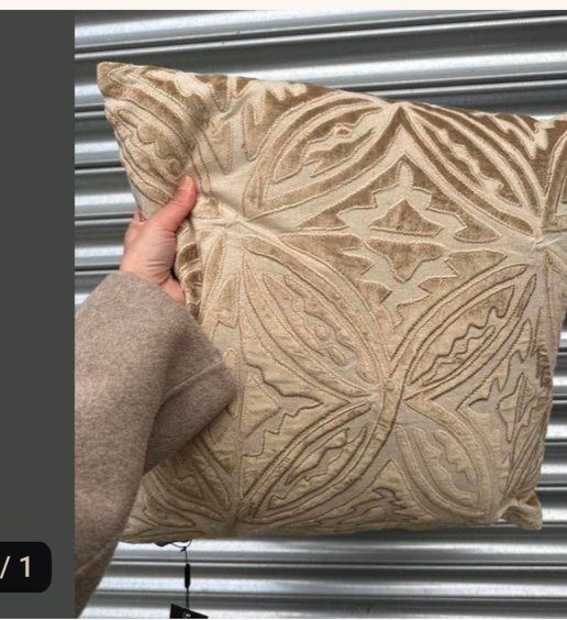 Set van 2 design kussens in beige met gouden tinten, Huis en Inrichting, Woonaccessoires | Kussens, Beige, Met print, Vierkant