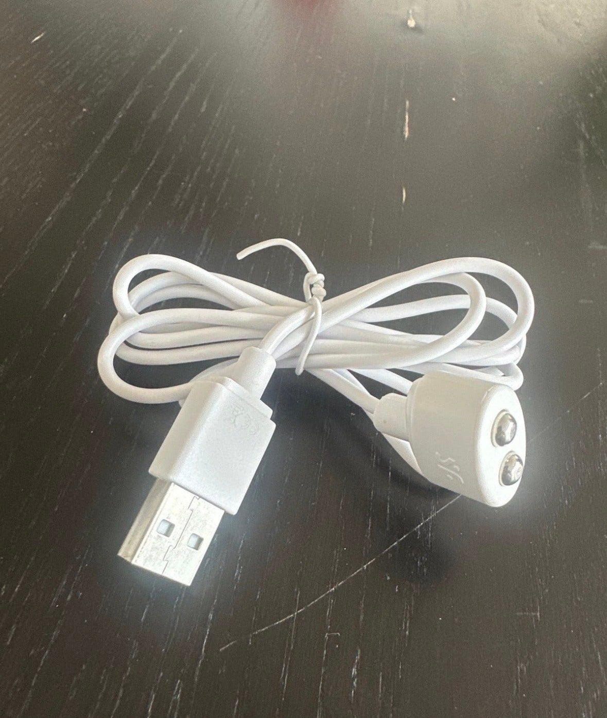 Magnetische USB-oplaadkabel met twee kleine pinnetjes, Verzenden, Zo goed als nieuw