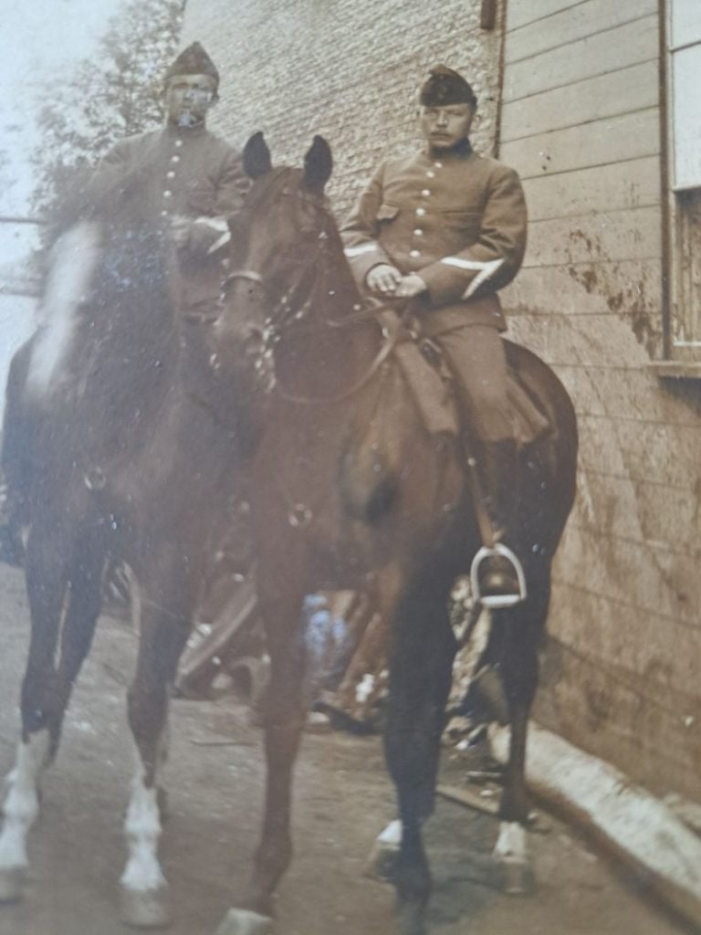 Oude foto van twee militairen te paard 1914, Verzamelen, Gebruikt, Foto, Ophalen of Verzenden, Voor 1940