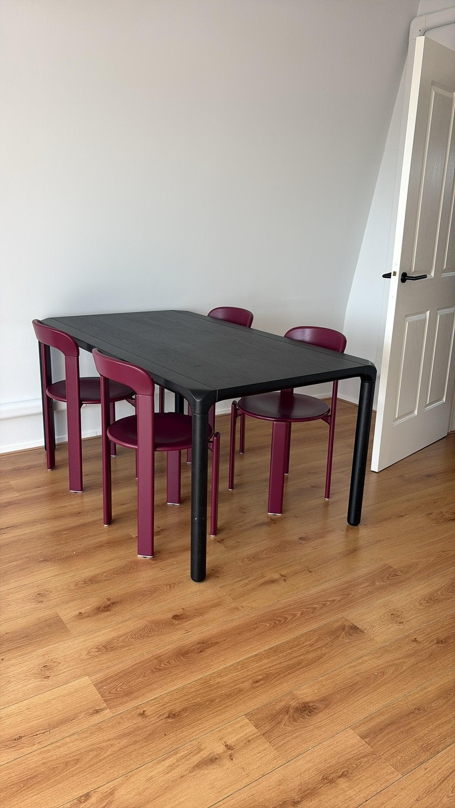 Zwarte eettafel ZUIVER 160x90, Ophalen, 50 tot 100 cm, Zo goed als nieuw, Vijf personen of meer