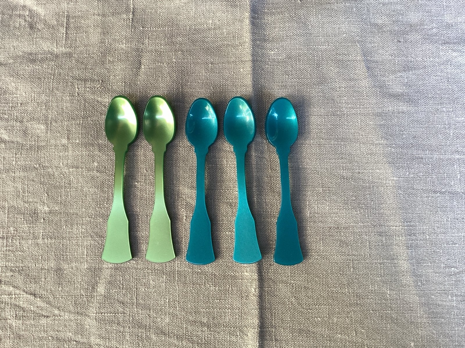 5 kunststof eierlepeltjes, 10 cm, diverse groentinten, Kunststof, Gebruikt, Ophalen of Verzenden, Los bestek