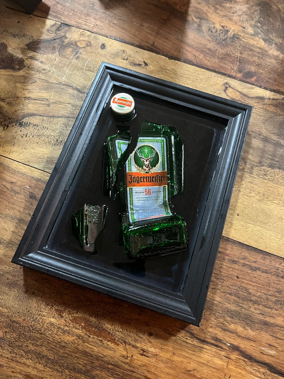 Uniek kunstwerk: Ingelijste gebroken Jägermeister fles, Glas, Ophalen of Verzenden, Groen, Handgemaakt