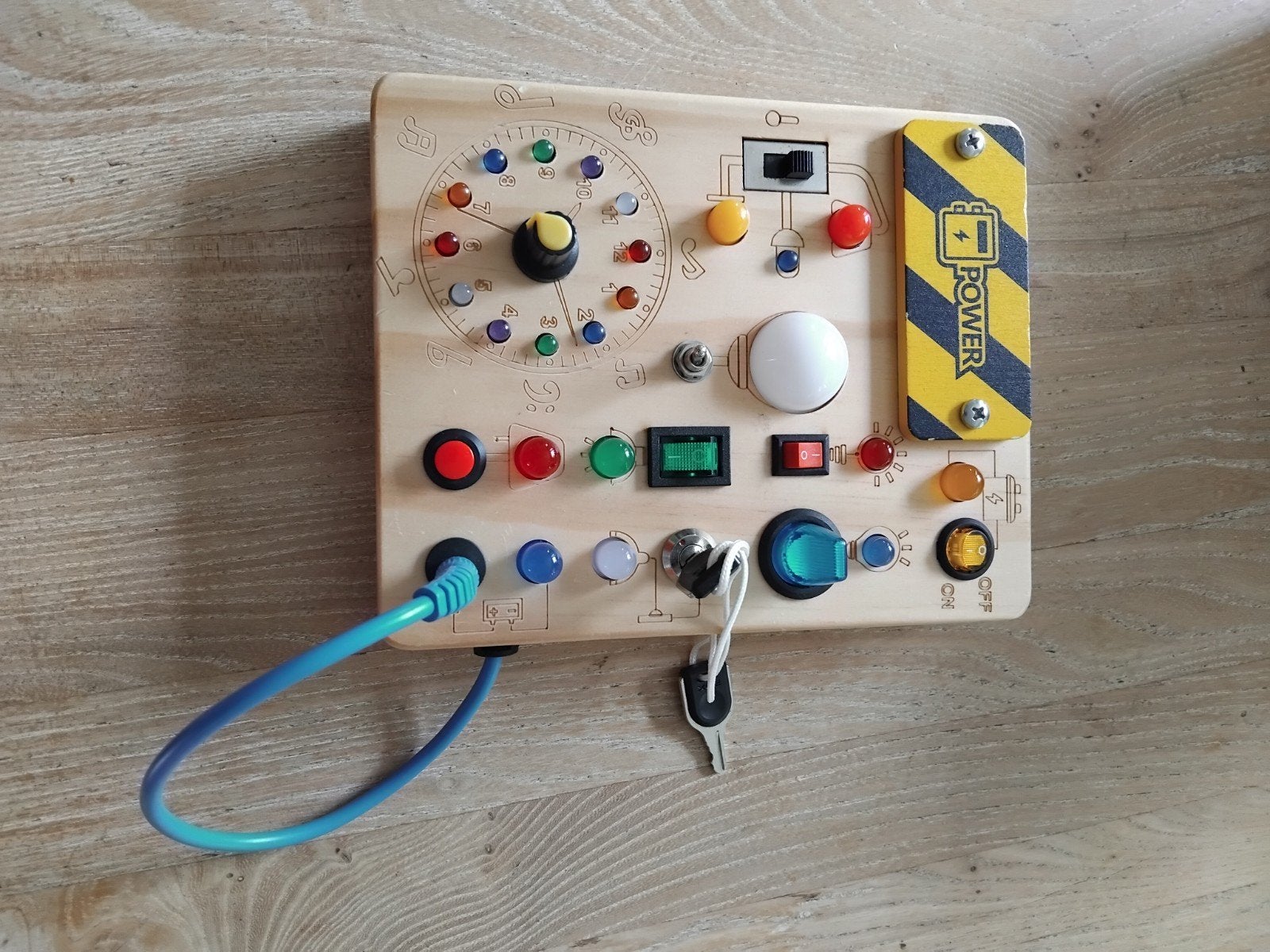 Speelbord, aktivityboard, lichtjes en knopjes speelgoed, Ophalen, Gebruikt