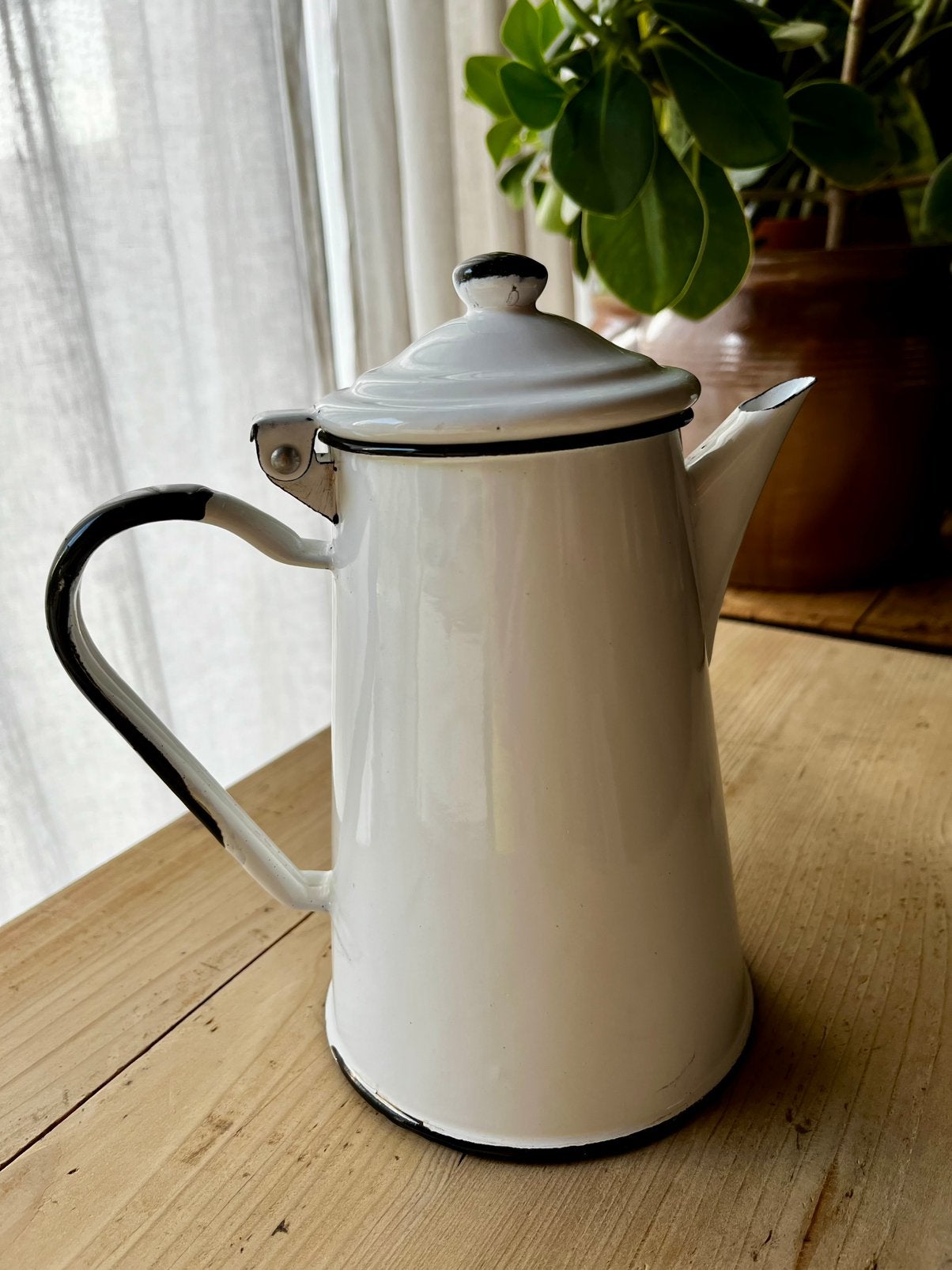 Theepot emaille wit met zwart, Antiek en Kunst, Antiek | Emaille, Ophalen of Verzenden