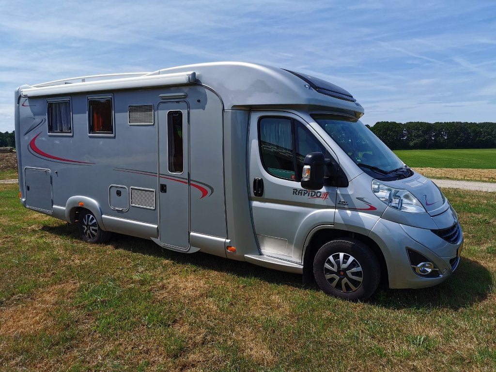Rapido 7090+ met trekhaak, zonnepaneel en schotelantenne, Caravans en Kamperen, Campers, Ringverwarming, 7 tot 8 meter, Tot en met 3