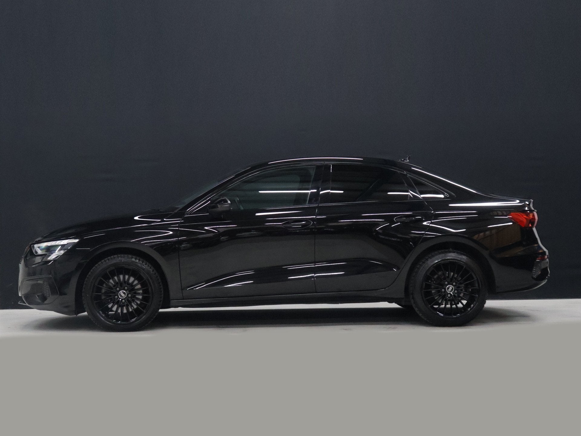 Audi A3 Limousine 30 TFSI Business edition [APPLE CARPLAY, V, Auto's, Dealer onderhouden, Gebruikt, Bedrijf, Grijs