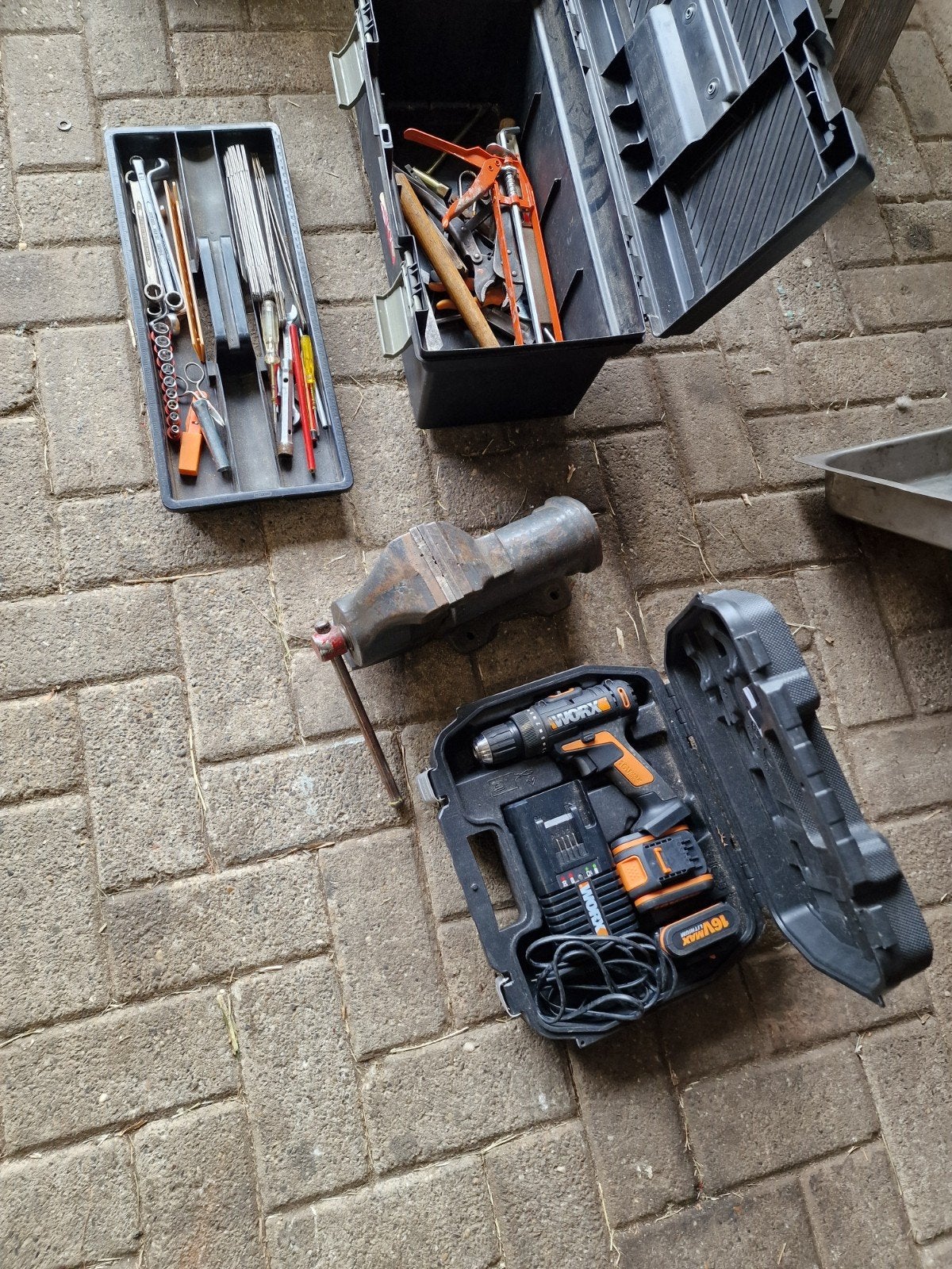 Gereedschapset:  kist, bankschroef & Worx schroefmachin, Ophalen, Gebruikt