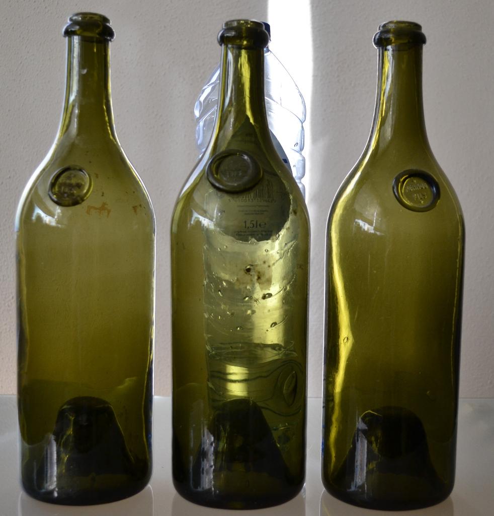oude fles wijn / pernod met zegel 4 stuks mondgeblazen (19), Ophalen