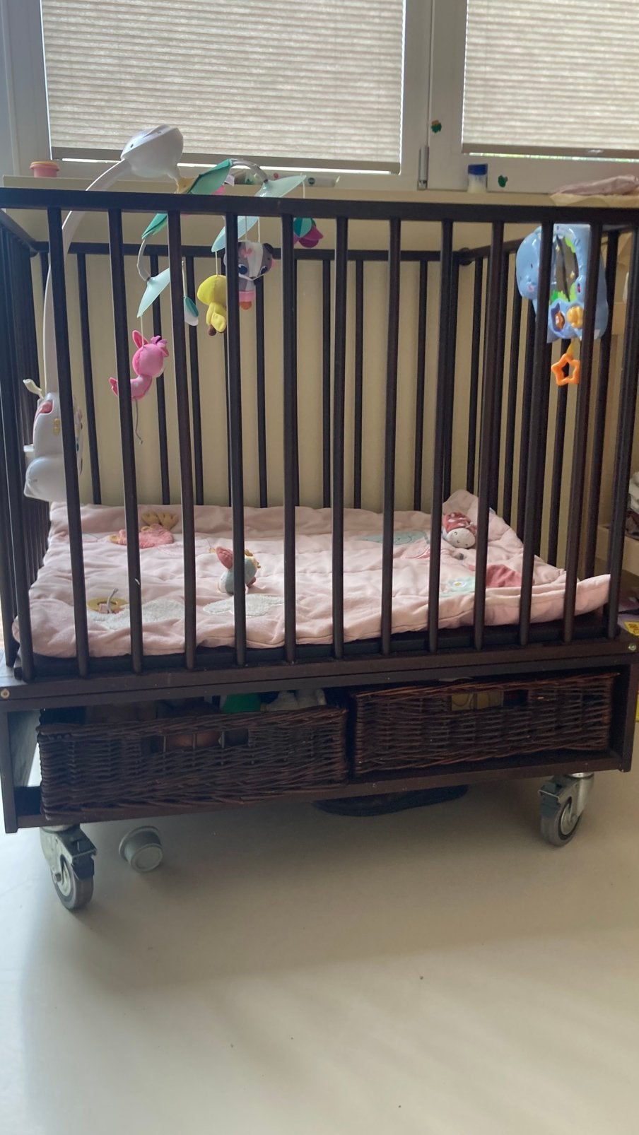 Box met boxkleed en twee interactieve speeltjes, Kinderen en Baby's, Boxen, Ophalen, Gebruikt, Driehoekig, In hoogte verstelbaar