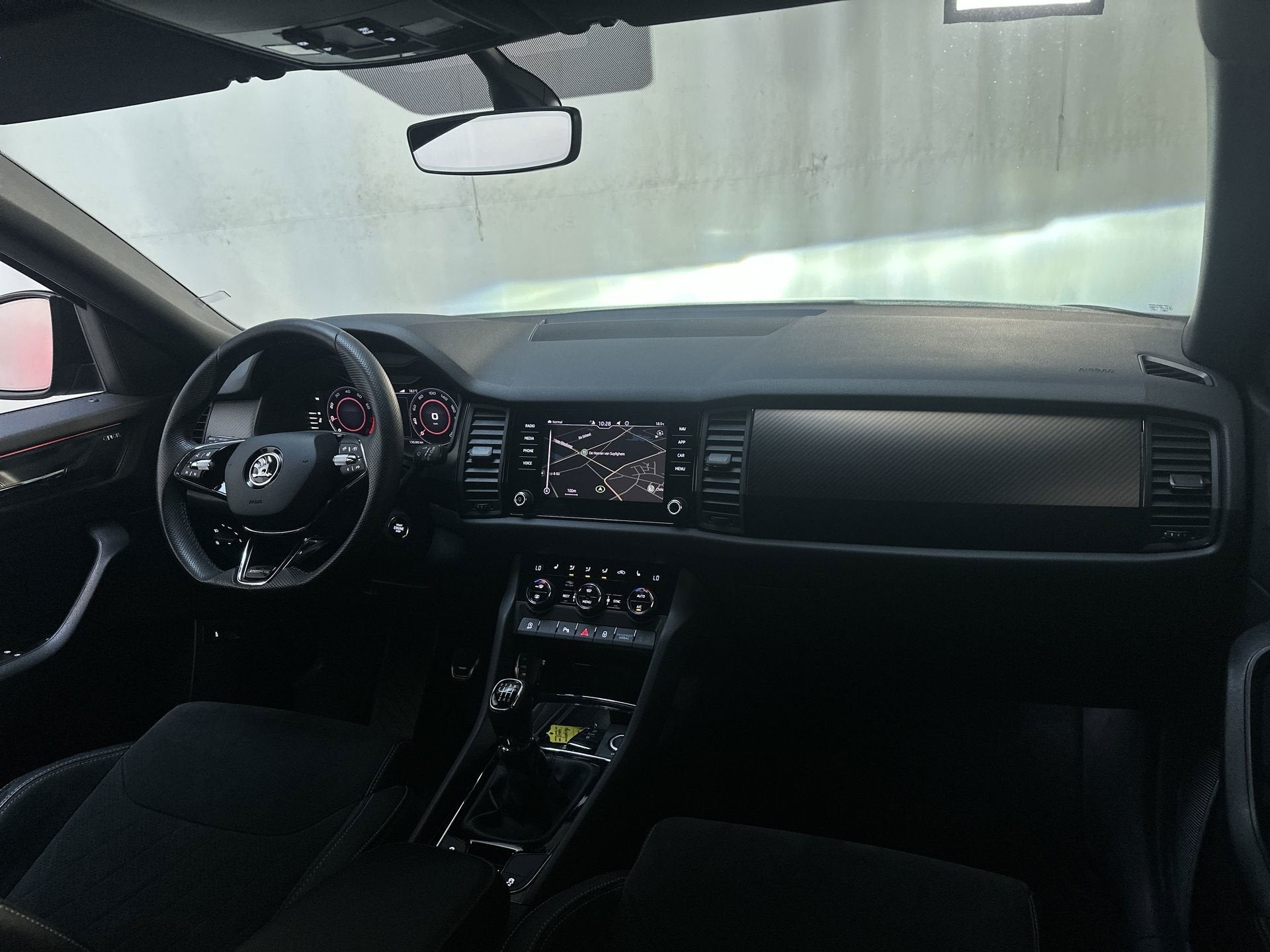 Skoda Kodiaq 1.5 TSI 150pk Sportline Business Trekhaak Stoel, Auto's, Voorwielaandrijving, Dealer onderhouden, 4 cilinders, Zwart