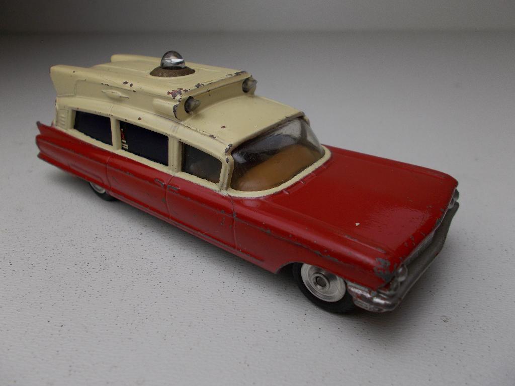 1962 Corgi Toys 437 SUPERIOR AMBULANCE /CADILLAC CHASSIS (E), Ophalen of Verzenden, Zo goed als nieuw, Auto, Corgi