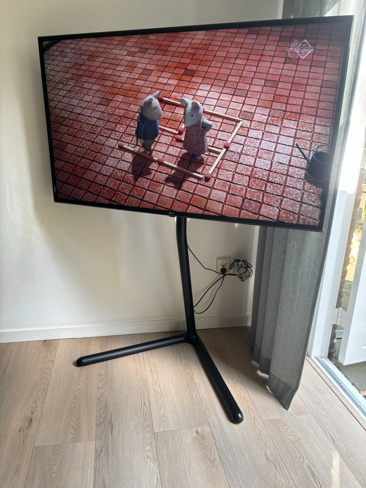 Draaibare en Verstelbare TV Standaard - Ezelstijl, Ophalen, Zo goed als nieuw