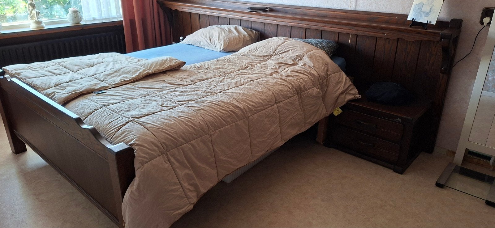 Gratis: Bed, linnenkast, dressoir en houten salontafel, Ophalen