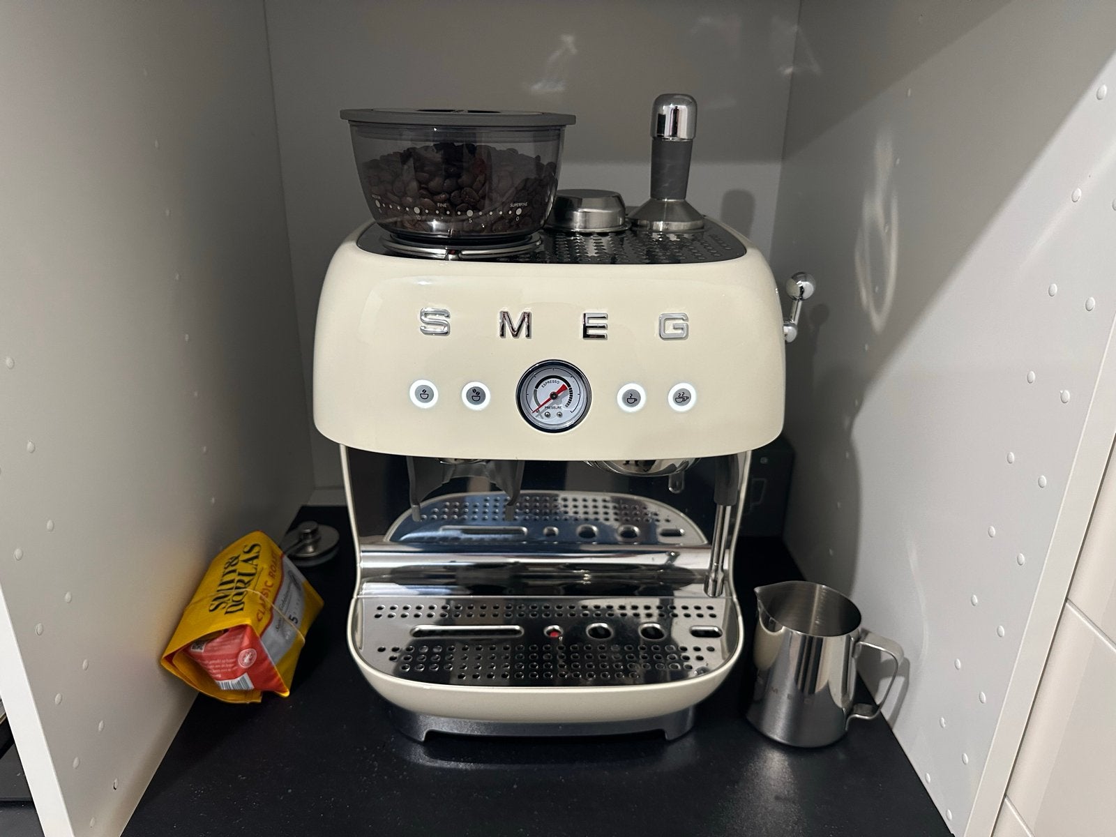 Smeg Espressomachine met Geïntegreerde Bonenmaler, Witgoed en Apparatuur, Koffiezetapparaten, Espresso apparaat, Koffiebonen, Zo goed als nieuw