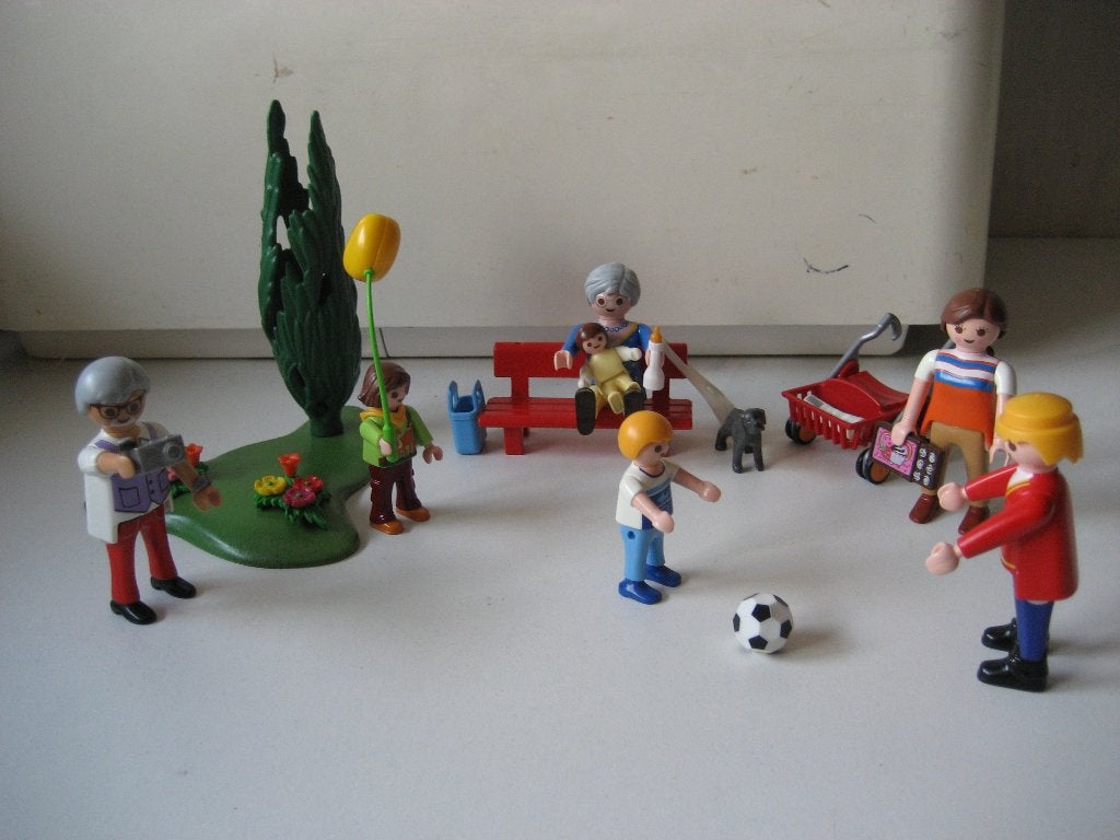 playmobil familie in de tuin met opa en oma, Ophalen of Verzenden, Zo goed als nieuw