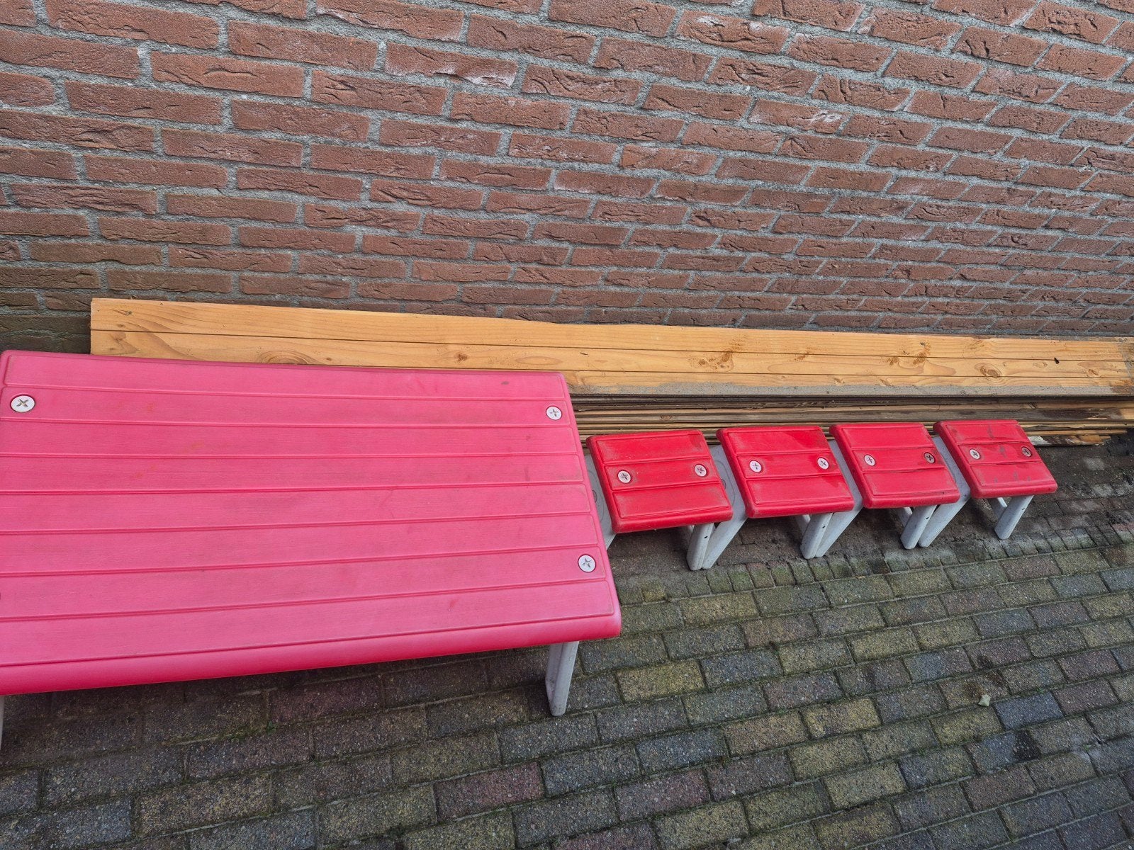 Rode kunststof picknicktafel met 4 losse krukjes, Ophalen, Gebruikt, Rechthoekig
