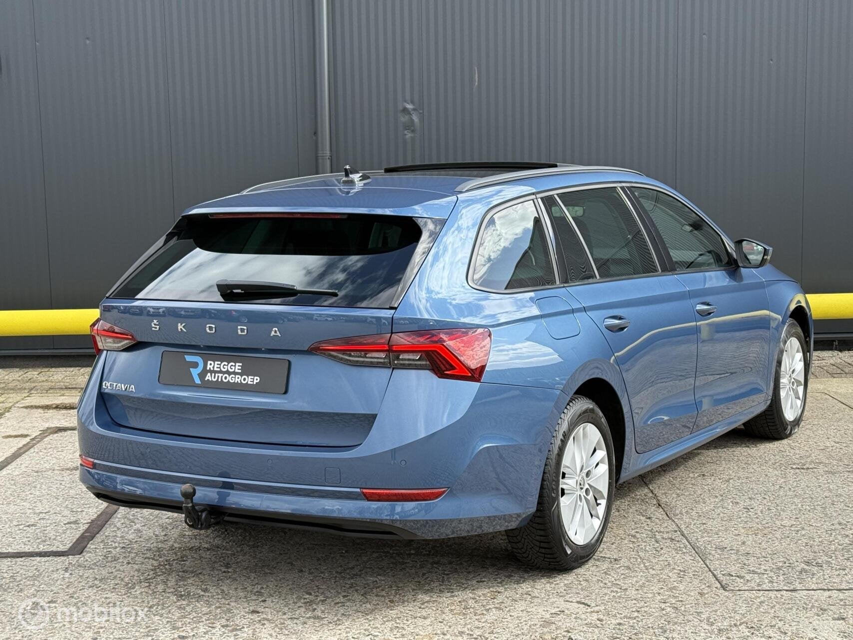 Skoda Octavia Combi 1.0 TSI Business Edition Plus PANODAK, Auto's, Skoda, Voorwielaandrijving, Gebruikt, Euro 6, Blauw