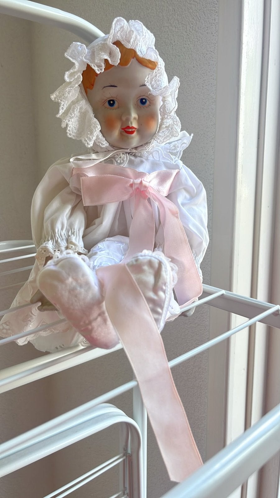 Antieke Porseleinen Pop met Roze Lint en Kanten Muts, Verzamelen, Ophalen of Verzenden, Gebruikt, Pop