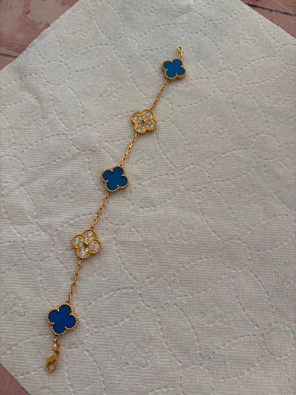 Van Cleef & Arpels-stijl armband met blauwe klavers, Overige materialen, Ophalen of Verzenden, Zo goed als nieuw, Met edelsteen