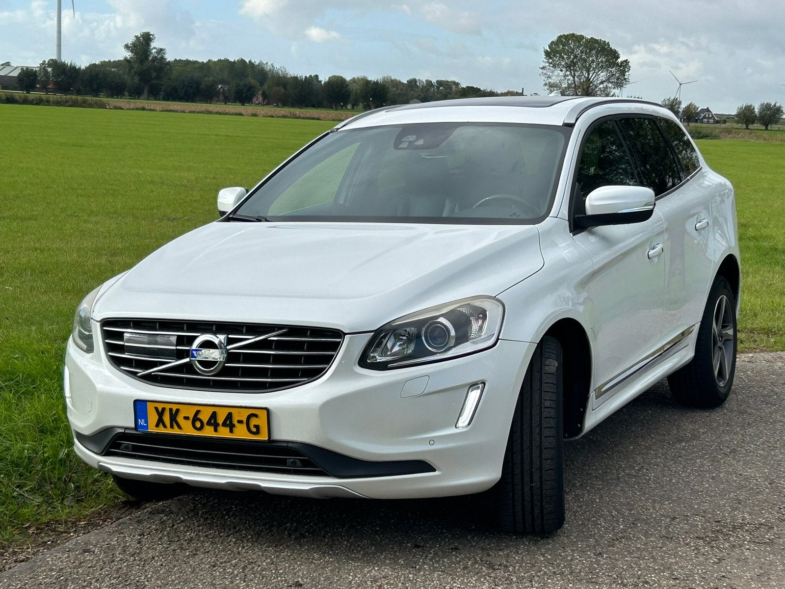Volvo XC60 2.4 D5 AWD Automaat 2015 wit 323000km panoramadak, Auto's, Automaat, Zwart, 197 €/maand, 2000 kg