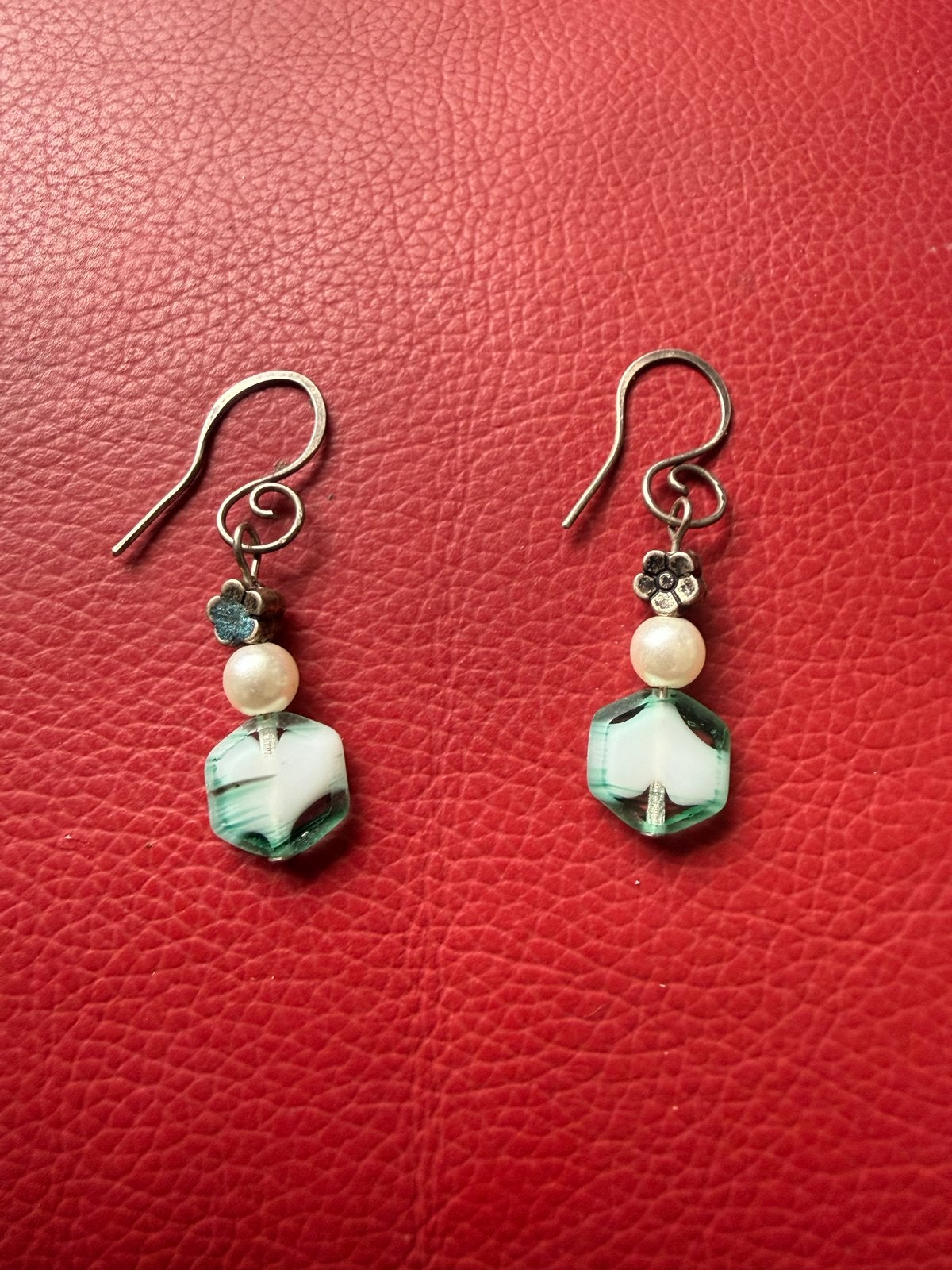 Unieke handgemaakte oorbellen met glaskralen en parels, Ophalen of Verzenden, Glas, Groen, Hangers