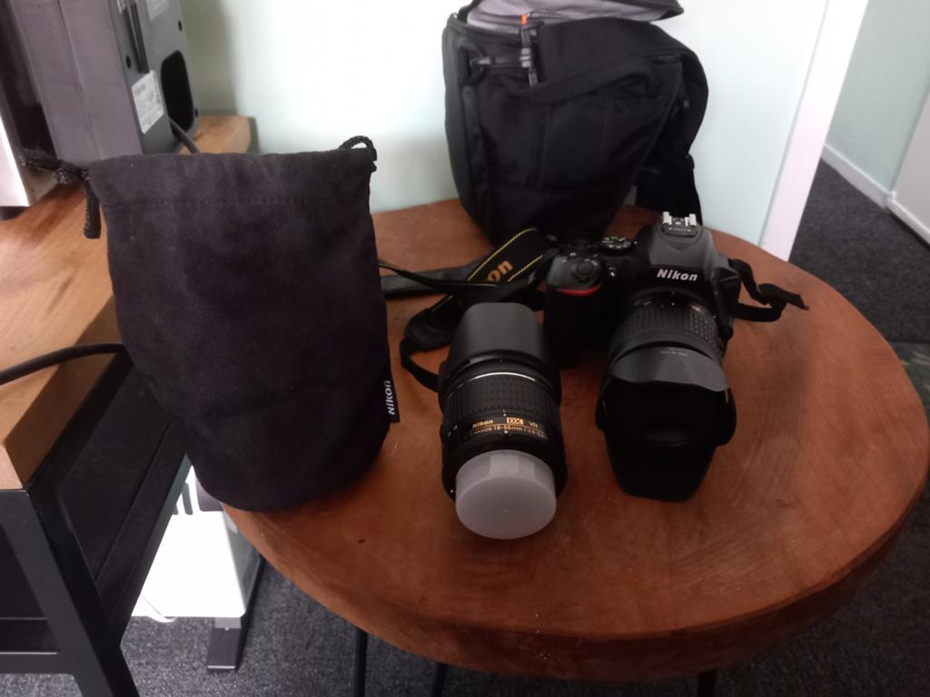 Nikon D5600 DSLR Camera met 18-55mm lens en accessoires, Ophalen, Zo goed als nieuw
