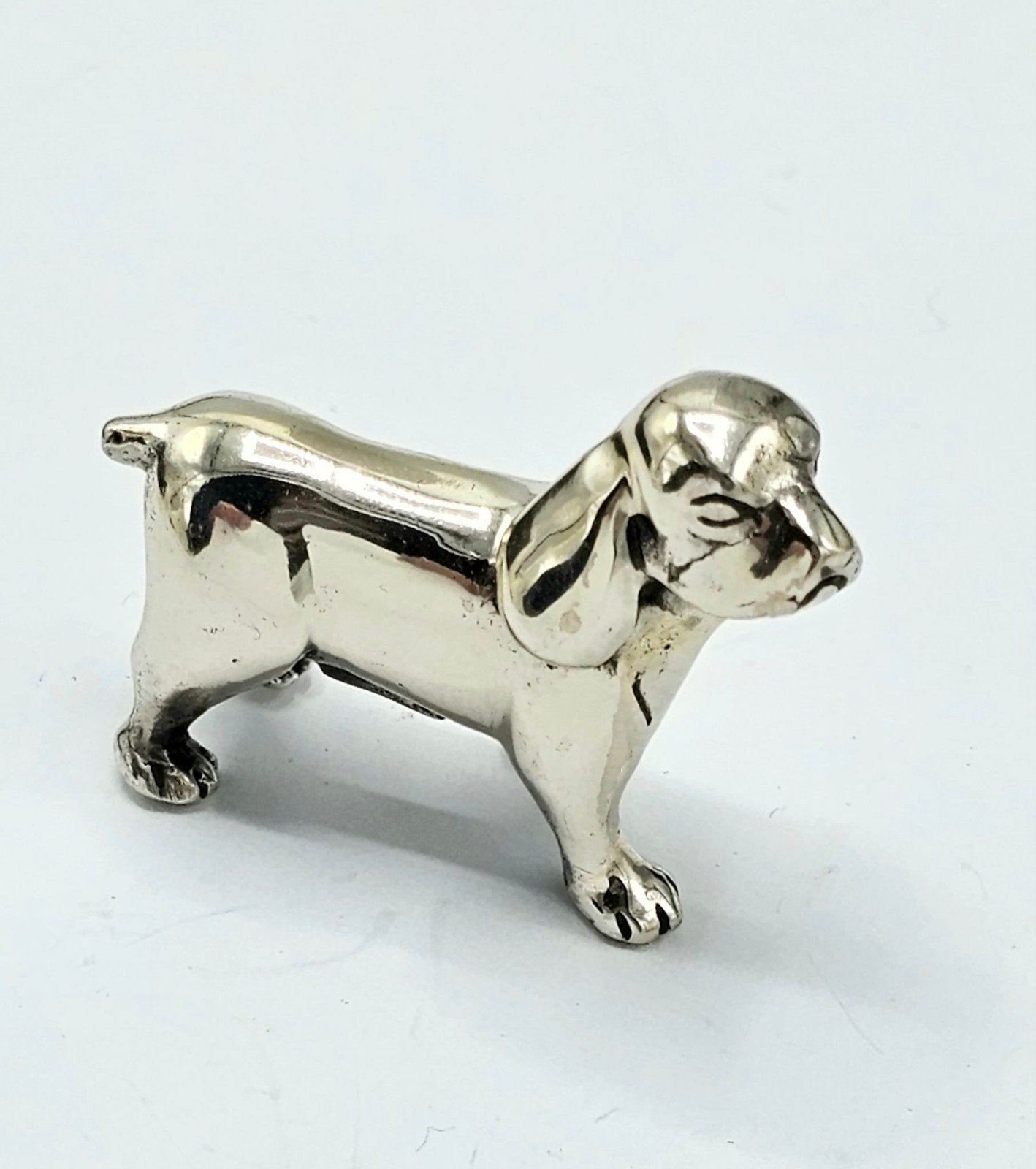 Zilveren Miniatuur Hond Baset
Afmetingen 40/30 mm
Zilverkeur, Verzenden, ., Zo goed als nieuw, .