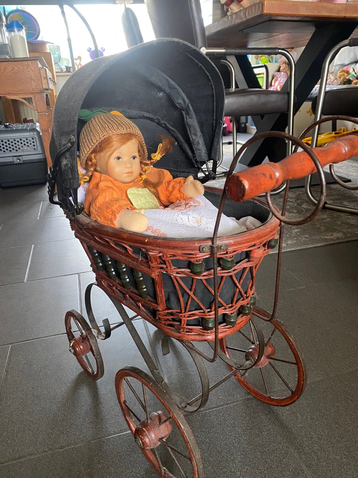 kinderwagen met pop, Ophalen