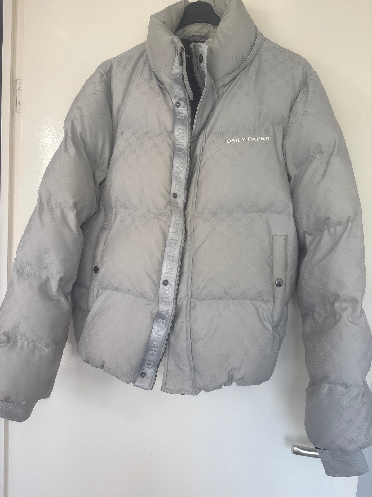 Daily Paper Puffer Jas - Grijs, Kleding | Dames, Jassen | Winter, Ophalen of Verzenden, Zo goed als nieuw, Maat 36 (S), Grijs