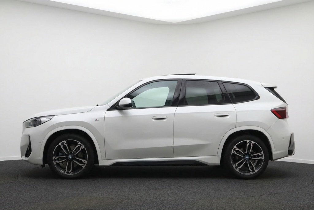 BMW iX1 30 xDrive M Sport 313 pk 100% SOH l Pano l Drive Ass, Auto's, BMW, Automaat, 0 cilinders, Gebruikt, USB