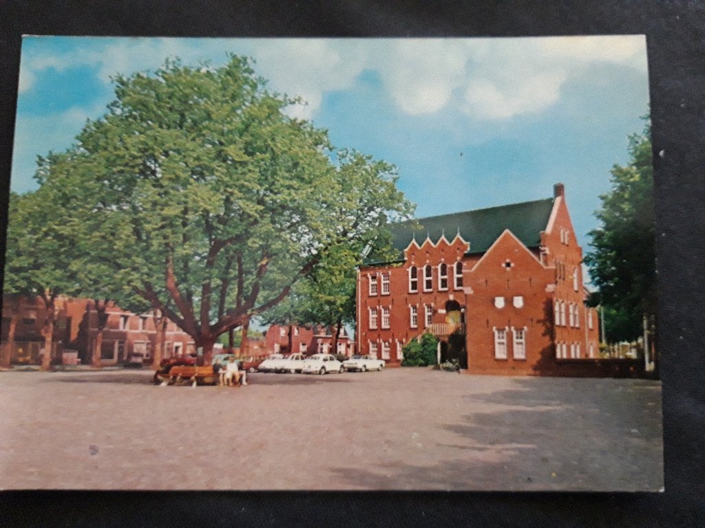 Uden Gemeentehuis met Prilleke, kleur , met auto's in beeld, Ophalen of Verzenden, 1960 tot 1980, Ongelopen, Noord-Brabant