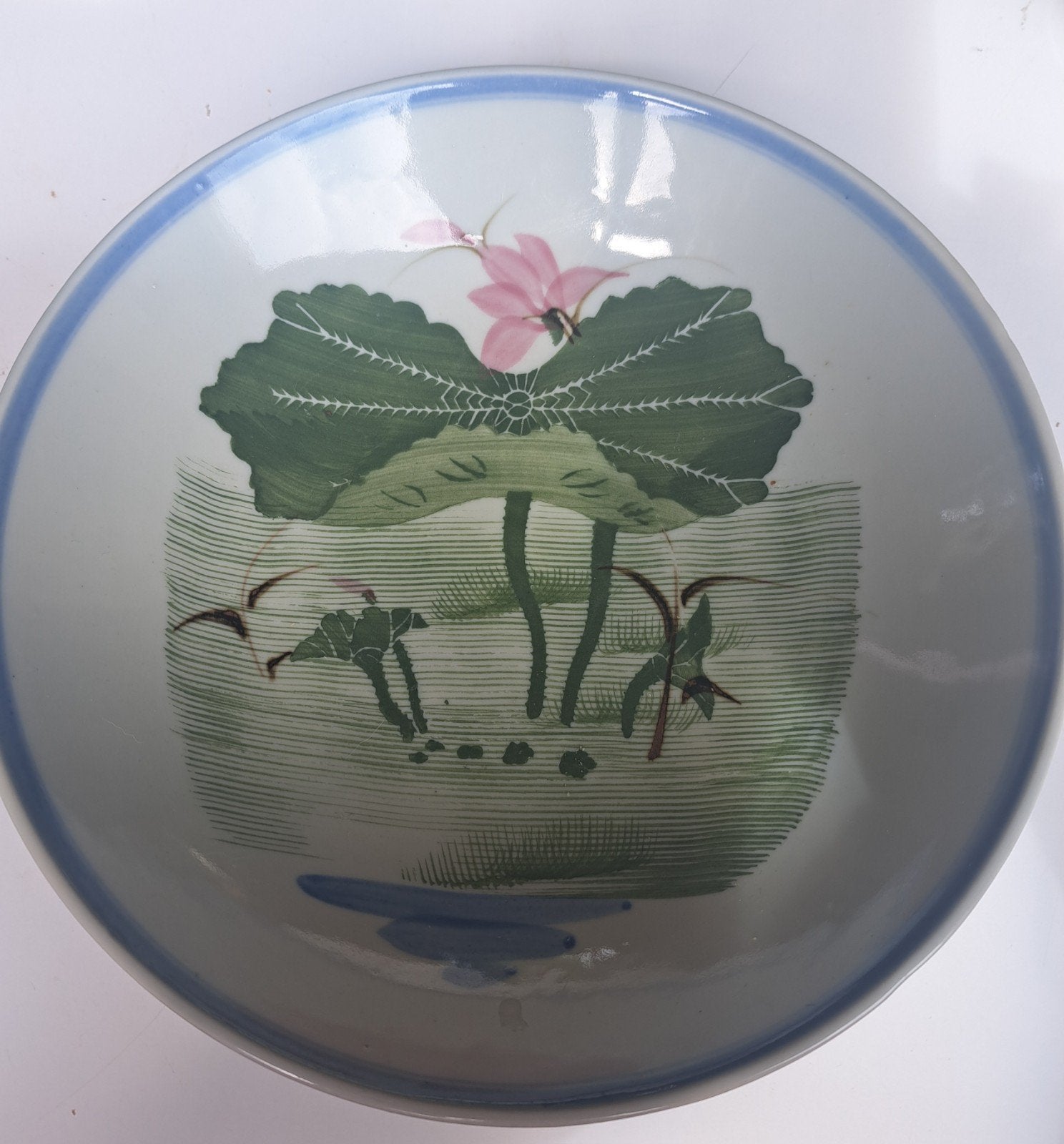 Antieke Chinese kom met lotusbloem decoratie, Ophalen of Verzenden