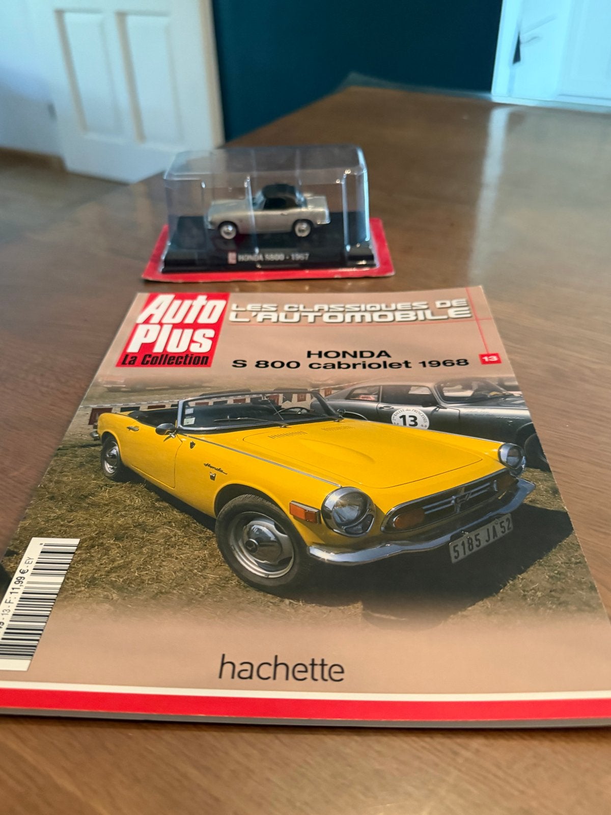 Honda S800 - 1967 modelauto met Auto Plus magazine, Ophalen of Verzenden, Nieuw, Auto, Overige merken