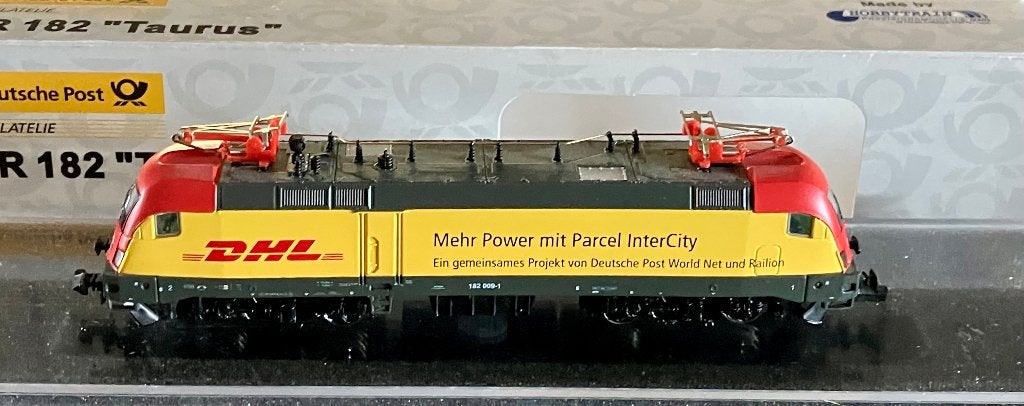 Hobbytrain 010105 DHL Taurus loc BR 182 DCC nieuw, Hobby en Vrije tijd, Modeltreinen | N-Spoor, Overige merken, Nieuw, Ophalen of Verzenden