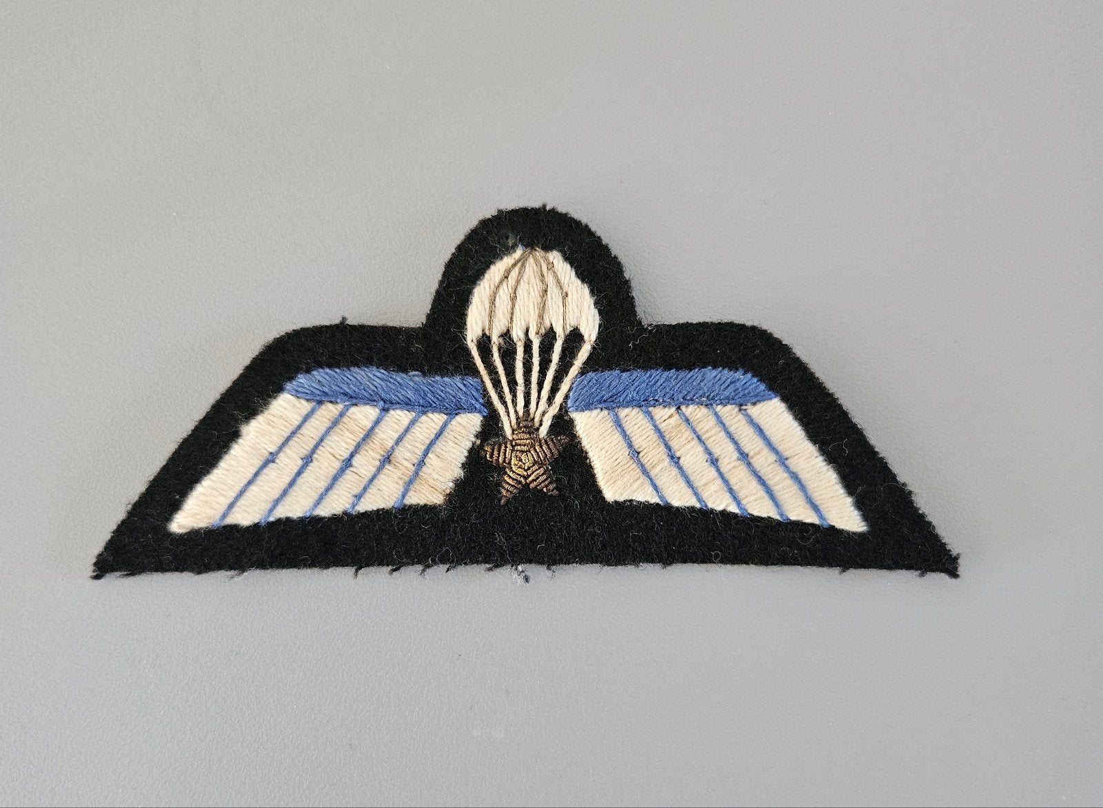 Para wing met ster - handgeborduurd, Verzamelen, Ophalen of Verzenden, Landmacht, Nederland, Embleem of Badge