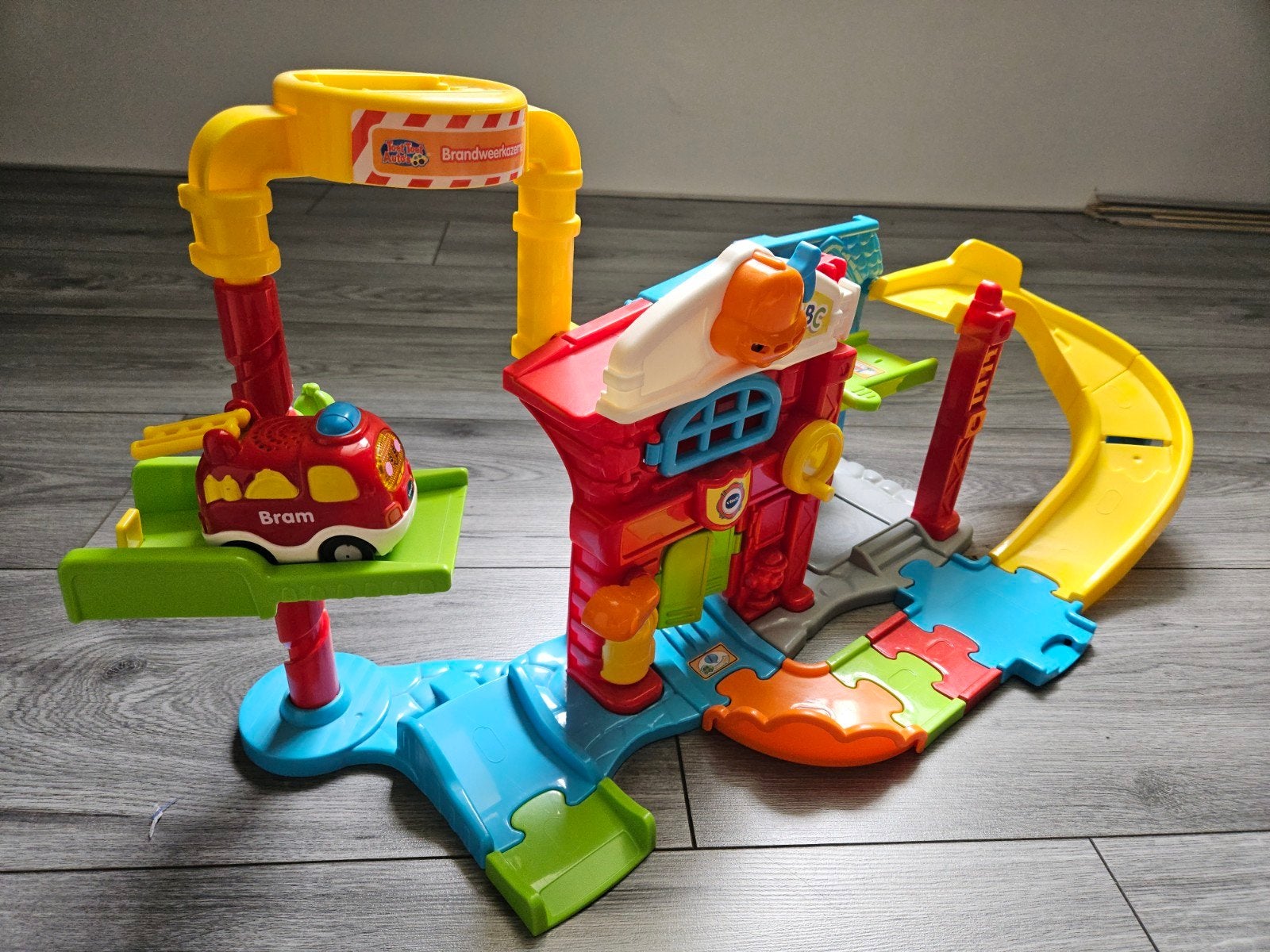 Toet Toet brandweerkazerne inclusief Bram de brandweerauto!, Ophalen of Verzenden, Gebruikt, 2 tot 4 jaar