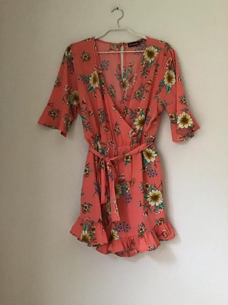Nieuwe PrettyLittleThing Broekjurk koraalkleurigmaat 42, Overige kleuren, Maat 42/44 (L), Nieuw, Ophalen of Verzenden