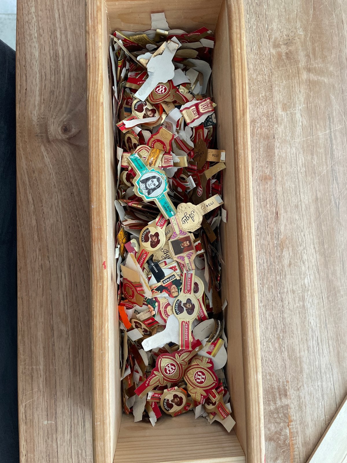 Halve wijndoos vol diverse sigarenbandjes, Verzamelen, Ophalen, Gebruikt