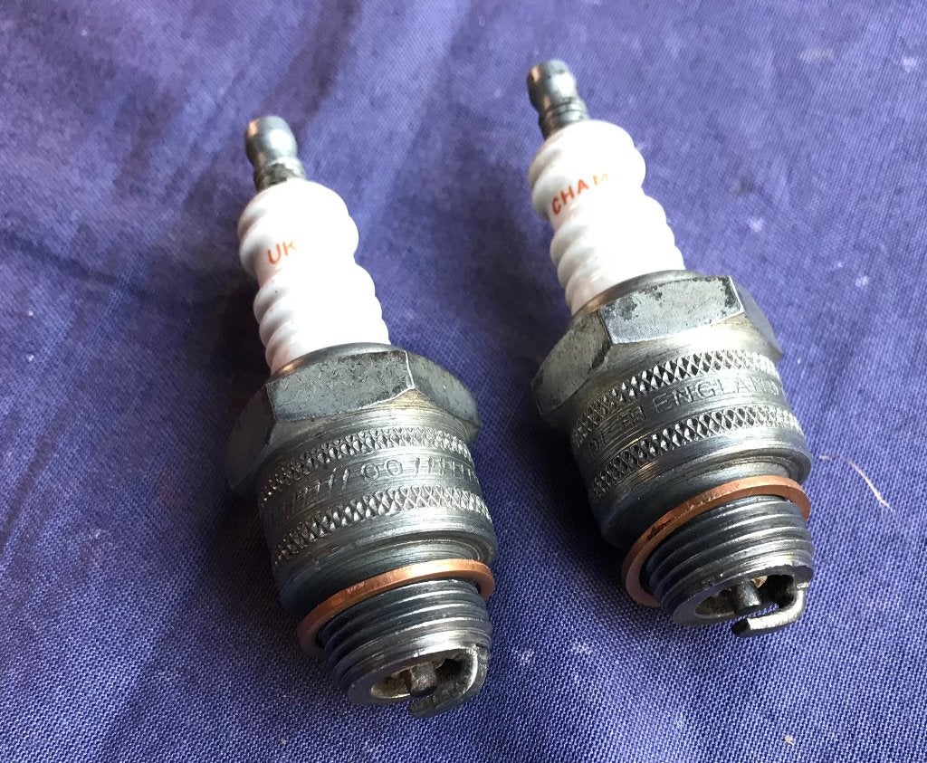 2 x oude CHAMPION UK-10 bougies 18mm, gebruikt, oldtimer, Ophalen of Verzenden