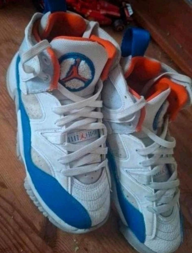 Jordan sneakers wit met blauw en oranje accenten, maat 36, Kinderen en Baby's, Kinderkleding | Schoenen en Sokken, Ophalen of Verzenden