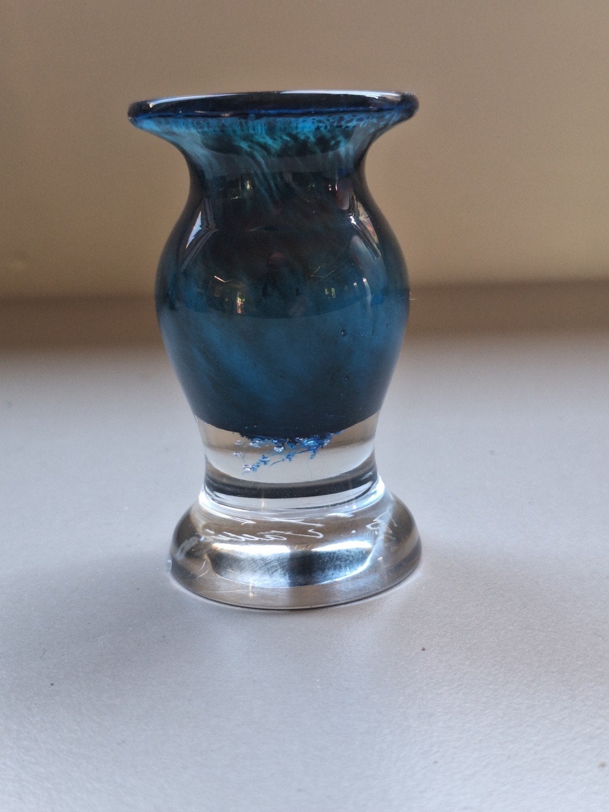 Prachtige Bertil Vallien miniatuur vaasje uit de Antikva ser, Ophalen
