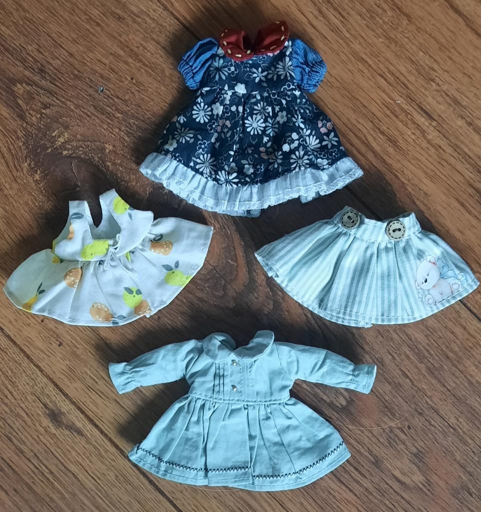 Bjd 21 cm , monstdoll 4 dlg kleding setje, nieuw., Verzamelen, Ophalen of Verzenden, Nieuw, Kleertjes
