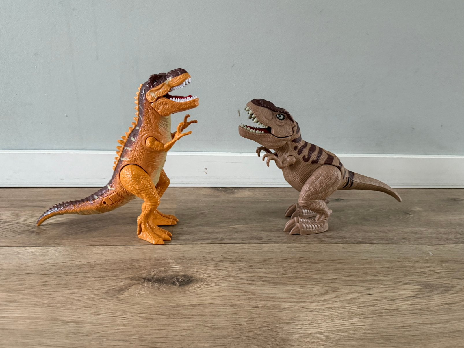 Dino’s met geluid 23-25 cm, Ophalen, Gebruikt